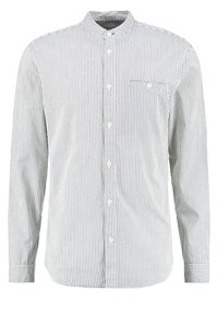Camicia a maniche lunghe con colletto alla coreana, caratterizzata da una fantasia a strisce verticali blu e bianche e una piccola tasca sul petto.