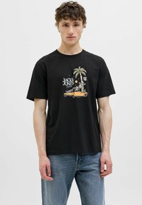 Schwarzes Baumwoll-T-Shirt mit einem bunten Grafikdesign, das eine Palme und ein Skelett am Strand zeigt, begleitet vom Markennamen "Jack & Jones."