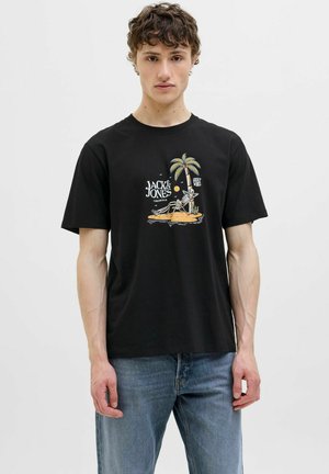 Schwarzes Baumwoll-T-Shirt mit einem bunten Grafikdesign, das eine Palme und ein Skelett am Strand zeigt, begleitet vom Markennamen "Jack & Jones."