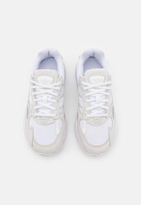 Vita sportskor i vitt med överdelar i nät och läder, rundade tår, framträdande snörning och tre vita sidosträck; texturerade sulor.