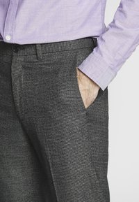 Isaac Dewhirst Tygbyxor - grey