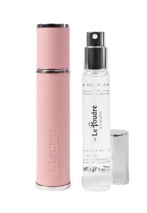 Rosafarbene, zylindrische Parfümzerstäuberhülle von T. LeClerc neben einer klaren Le Poudré Iris Blanc Sprühflasche mit abgenommenem silbernen Verschluss.