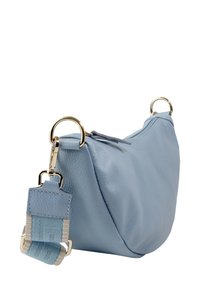 Sac à main en cuir bleu avec une forme douce et arrondie. Éléments en métal doré et bandoulière rayée détachable. Fermeture sécurisée par fermeture éclair sur le dessus.
