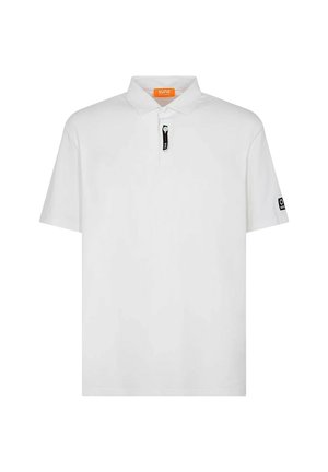 Polo shirt bianco con colletto corto, chiusura con zip e logo nero accentato sulla manica. Realizzato in tessuto liscio con una vestibilità comoda.
