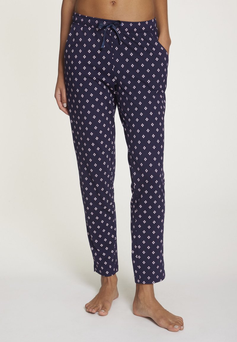 Námorné pyžamové nohavice s geometrickým bielym a ružovým vzorom, s elastickým pásom a bočnými vreckami. Mäkký materiál, slim fit dizajn.