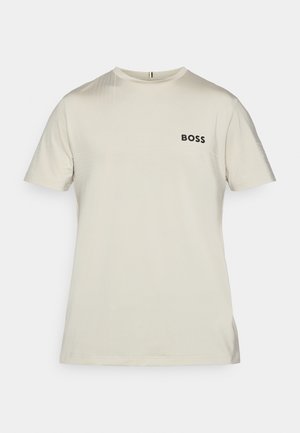 T-shirt de manga curta bege claro, feito de tecido suave, com um logotipo preto "BOSS" no peito e detalhes texturizados subtis.
