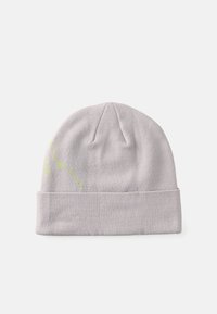 Gorro de punto gris con un dobladillo, que presenta un diseño sutil en verde neón. El material es suave y tiene una textura lisa.