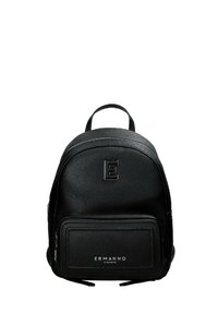 Zaino in pelle nera con finitura texture, forma arrotondata, tasca frontale con zip e un accento del logo. Include spallacci regolabili.