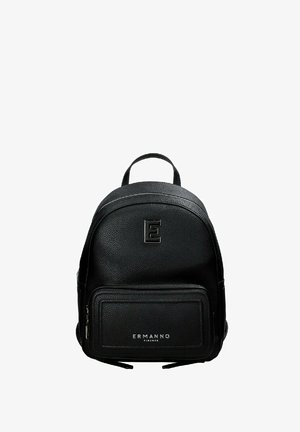 Zaino in pelle nera con finitura texture, forma arrotondata, tasca frontale con zip e un accento del logo. Include spallacci regolabili.