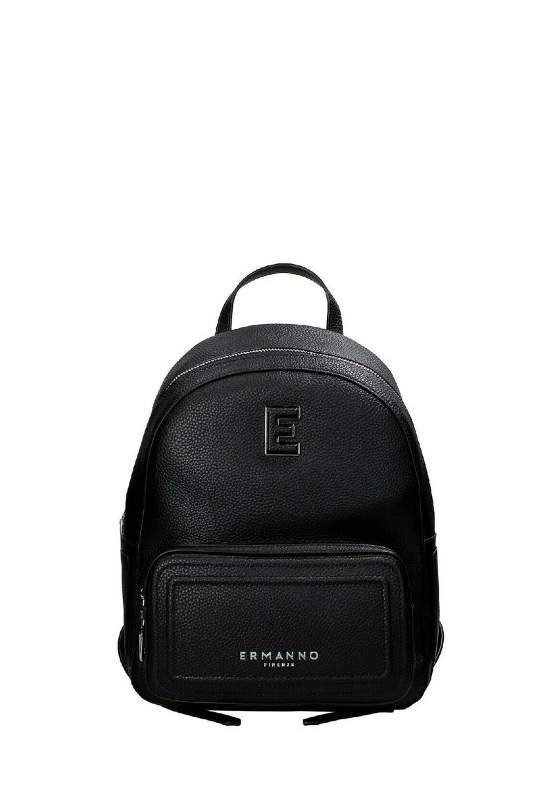 Zaino in pelle nera con finitura texture, forma arrotondata, tasca frontale con zip e un accento del logo. Include spallacci regolabili.