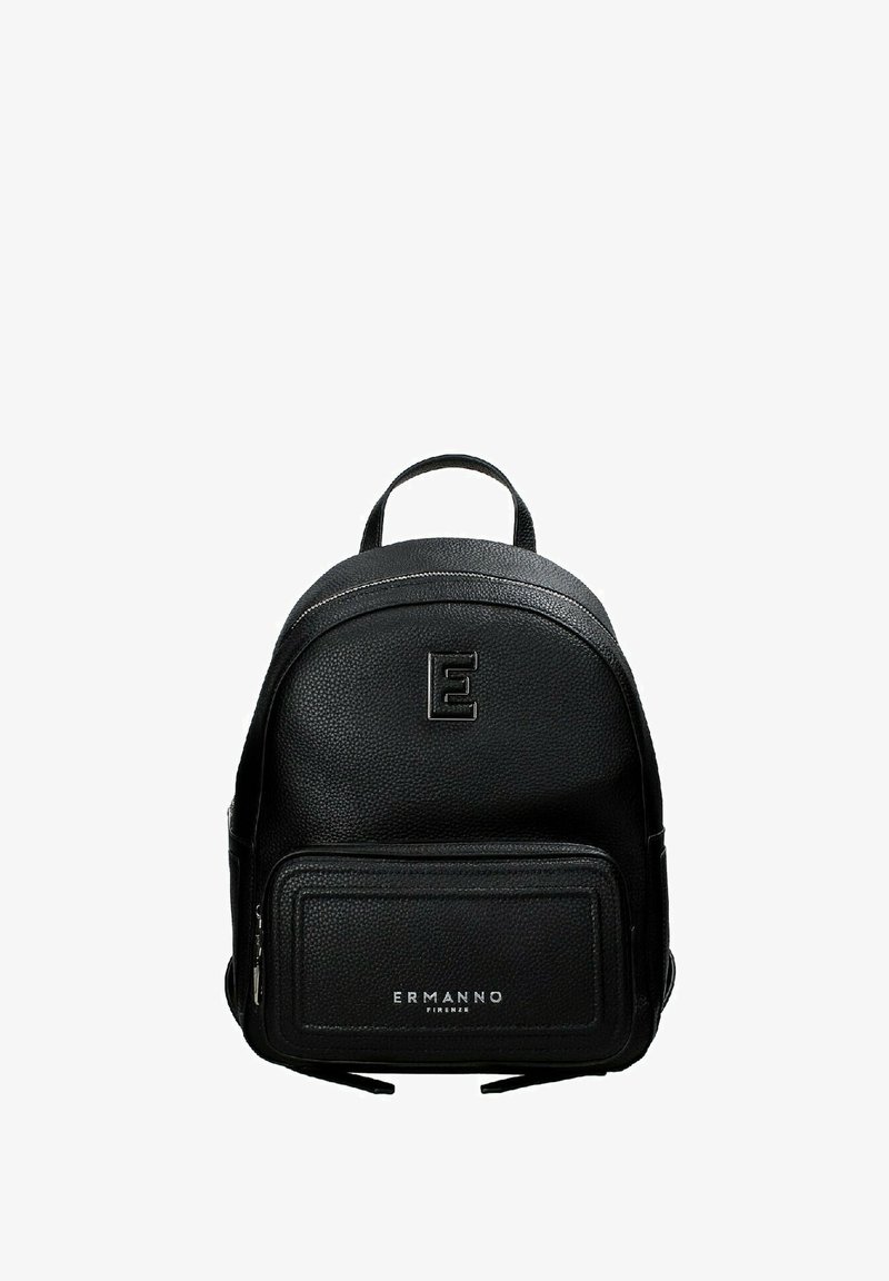 Zaino in pelle nera con finitura texture, forma arrotondata, tasca frontale con zip e un accento del logo. Include spallacci regolabili.