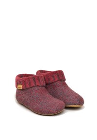 Rote Filzschuhe mit einem strukturierten, gestrickten Bündchen. Weiches Material, runde Zehenform und eine Sohle aus natürlichen Gummi für guten Halt. Markenetikett sichtbar.