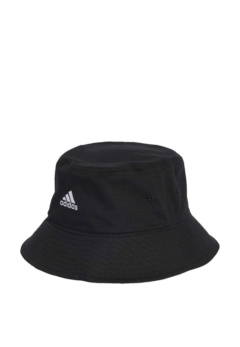 Cappello a secchiello nero realizzato in materiale leggero, con una superficie testurizzata, due fori di ventilazione e un logo Adidas ricamato in bianco.