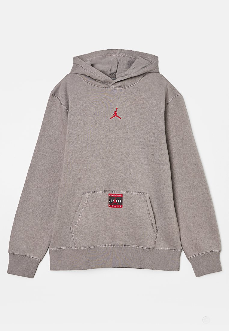 Grauer Jordan-Hoodie mit rotem Jumpman-Logo auf der Brust und "Authentic Jordan Brand"-Aufnäher auf der Vorderseite der Tasche, langen Ärmeln und Kapuze.