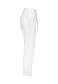 Hvide joggingbukser med elastisk talje, snørelukning, sidelommer og tapered ben. Glat stofstruktur, afslappet design.