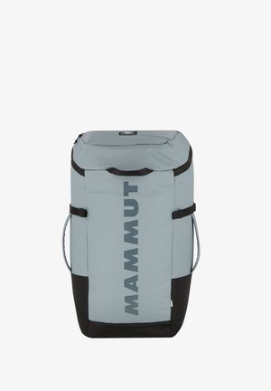 Lichtgrijze rugzak met zwarte basis, voorzien van een bovenrits, verstelbare zijkussens en een opvallend zwart "MAMMUT" logo op de voorkant.