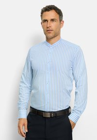 Langärmliges Hemd gestreift in Blau und Weiß mit Stehkragen, Knopfleiste und glattem Stoff. Trägt einen schwarzen Gürtel und dunkle Hosen.