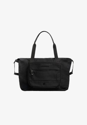 Borsa da viaggio nera con motivo triangolare testurizzato, doppi manici superiori, tasca frontale con cerniera e cinturini laterali regolabili. Realizzata in tessuto resistente.