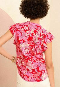 Love & Roses V NECK SLEEVE  REGULAR FIT - Pluus - red floral