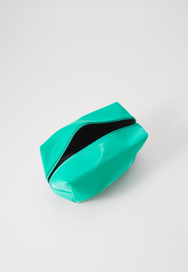 Borsa cosmetica turchese, lucida, con chiusura a zip, forma rettangolare e texture liscia; l'interno è nero.