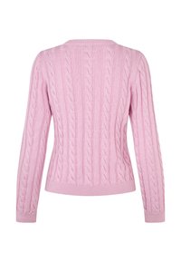 Πίσω όψη ενός ροζ πλεκτού πουλόβερ με μακριά μανίκια, ριγωτές μανσέτες και στρίφωμα.