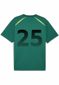 Zielona koszulka sportowa z zaokrąglonym dekoltem, krótkimi rękawami oraz czarnymi paskami z numerem "25" na plecach. Żółte akcenty na szwach ramion.