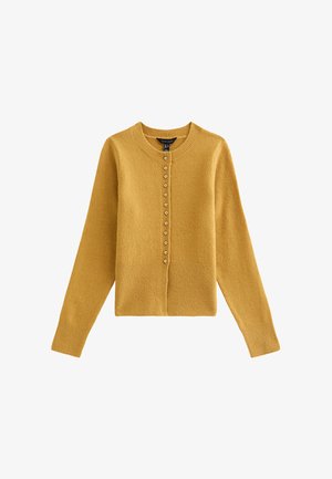 Maglione lavorato a maglia giallo senape con maniche lunghe, scollatura tonda e chiusura frontale con bottoni, caratterizzato da un pannello inferiore testurizzato e una parte superiore liscia.
