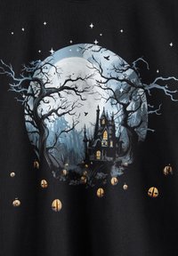Schwarzer Stoff mit einem gruseligen Grafikdesign, das ein Spukhaus, kahle Bäume, einen vollen Mond, Fledermäuse und leuchtende Kürbisse zeigt.