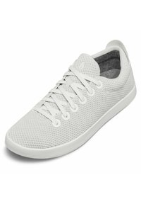 Valkoinen verkkokangasseikkailu, jossa tasaiset nauhat, pyöreä kärki ja teksturoitu päälliosa. Joustava kumipohja; minimalistinen muotoilu ilman näkyviä logoja.