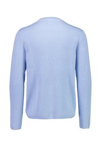 Jasnoniebieski sweter prążkowany z długimi rękawami i okrągłym dekoltem. Tekstura materiału wydaje się miękka i elastyczna, a fason jest luźny.
