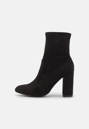 Højhælede støvletter - black