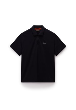 Čierne polo tričko vyrobené z bavlny, s krátkymi rukávmi, golierom, zapínaním na tri gombíky a malým vyšitým logom na hrudi.