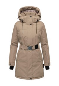 Manteau isolé beige avec un col haut et une capuche ajustable. Il possède une taille ceinturée, des poches latérales et des détails noirs sur les poignets.