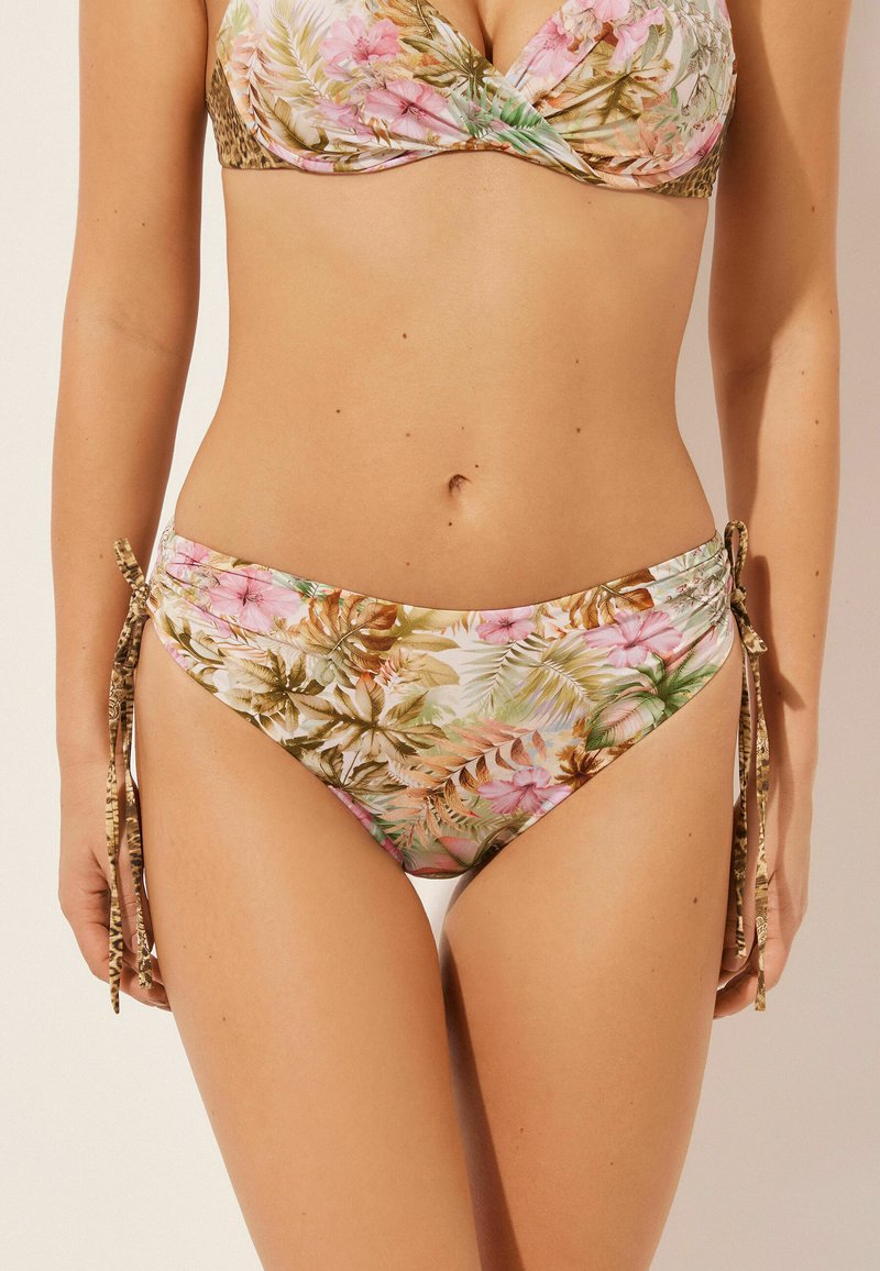 Bikini set s květinovým vzorem v pastelových barvách, obsahující top ve stylu zavinovacího oblečení a nastavitelné spodní díly s bočním zavazováním, s akcentem v leopardím vzoru.