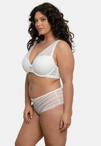Soutien-gorge en dentelle blanche avec des bonnets moulés et des bretelles larges, associé à une culotte en dentelle assortie présentant des motifs géométriques et une texture douce.