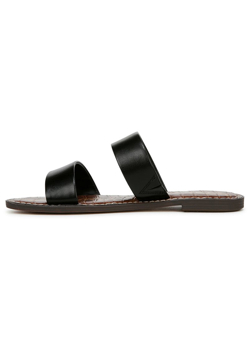 Infradito in pelle nera con due ampie cinghie, suola piatta e soletta marrone texture. Design semplice senza hardware visibile.