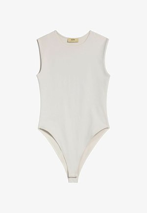 Jasny beżowy body bez rękawów z wysokim wycięciem nogawek oraz gładkiego, elastycznego materiału. Minimalistyczny styl z okrągłym dekoltem.