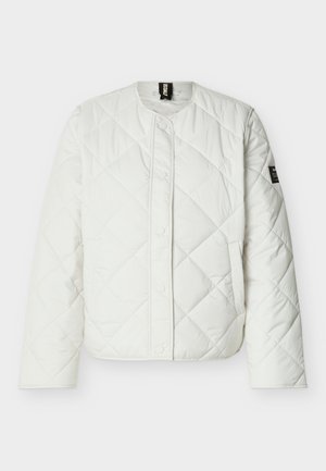 Weiße gesteppte Jacke mit rundem Kragen, Druckknopfleiste vorne, langen Ärmeln und seitlichen Taschen, mit schwarzen Markenetiketten am Kragen und Ärmel.