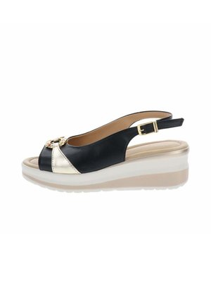 Sandalo con zeppa nero e oro con punta aperta, cinturino regolabile alla caviglia e fibbia decorativa nella parte frontale, soletta imbottita color cuoio e suola bianca.