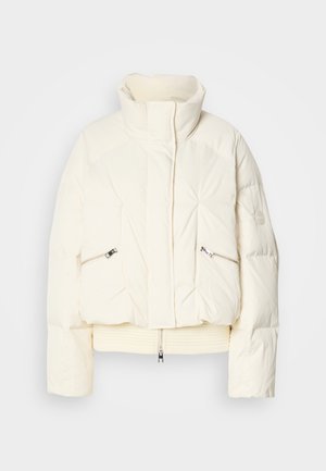 Off-white gewatteerde jas met hoge kraag, voorrits verborgen achter een flap, twee diagonale ritszakken en geribbelde zoom.