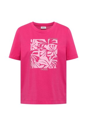 Jasně růžová košile s krátkým rukávem s čtvercovým květinovým vzorem v světle růžové barvě a bílým textem "LA NATURE," "ENJOUÉ" a "LA BEAUTE."