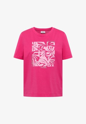 Felroze shirt met korte mouwen en een vierkant bloemmotief in lichtere roze tinten, met witte tekst waarop staat "LA NATURE," "ENJOUÉ," en "LA BEAUTE."