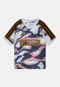 Τζέρσεϊ Adidas με σχέδιο από δίχτυ, ανοιχτό μπλε με αφομοιωμένους abstract μοβ και λευκούς σχεδιασμούς, και καφέ μανίκια με τρεις ρίγες.