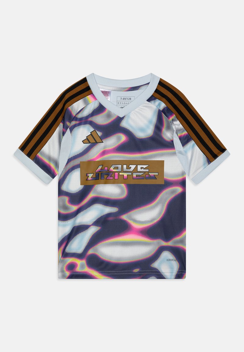 Τζέρσεϊ Adidas με σχέδιο από δίχτυ, ανοιχτό μπλε με αφομοιωμένους abstract μοβ και λευκούς σχεδιασμούς, και καφέ μανίκια με τρεις ρίγες.