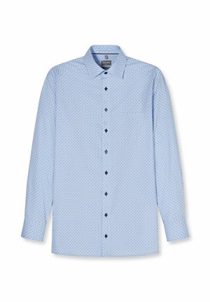 Hellblaues Herrenhemd mit langen Ärmeln, Knopfleiste, kleinem dunklem geometrischem Muster und klassischem Kragen, flach auf weißem Hintergrund liegend.