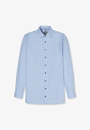 Hellblaues Herrenhemd mit langen Ärmeln, Knopfleiste, kleinem dunklem geometrischem Muster und klassischem Kragen, flach auf weißem Hintergrund liegend.