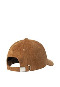 Bruine corduroy baseballcap met verstelbare band en zilveren gesp aan de achterkant, getoond vanuit een achterhoek op een witte achtergrond.