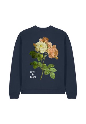 Marineblauw sweatshirt met een bloemenontwerp van crèmekleurige en perzikrozen, groene bladeren, en de tekst "LOVE & ROSES" in het wit.