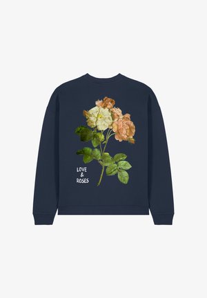Felpa blu navy con un motivo floreale che presenta rose crema e pesca, foglie verdi, e la scritta "LOVE & ROSES" in bianco.
