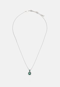 Colar de corrente prateada com um pendente quadrado de pedra preciosa verde com acabamento brilhante e pequenas pedras de acento acima do ponto central.
